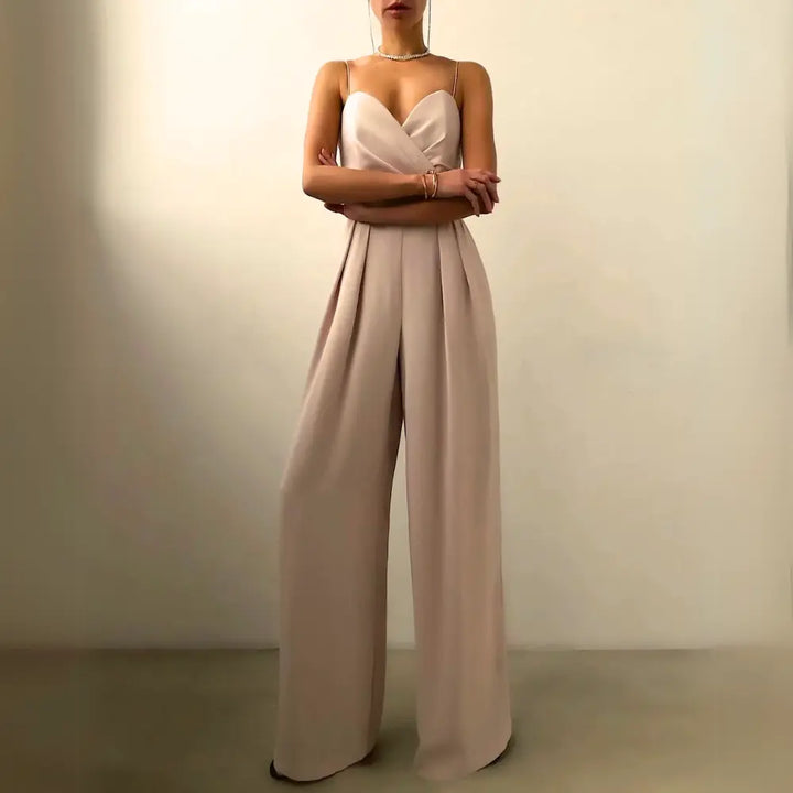"Combinaison femme été élégante, décolleté croisé, jambes larges, bretelles fines, noire, style fluide, silhouette affinée."