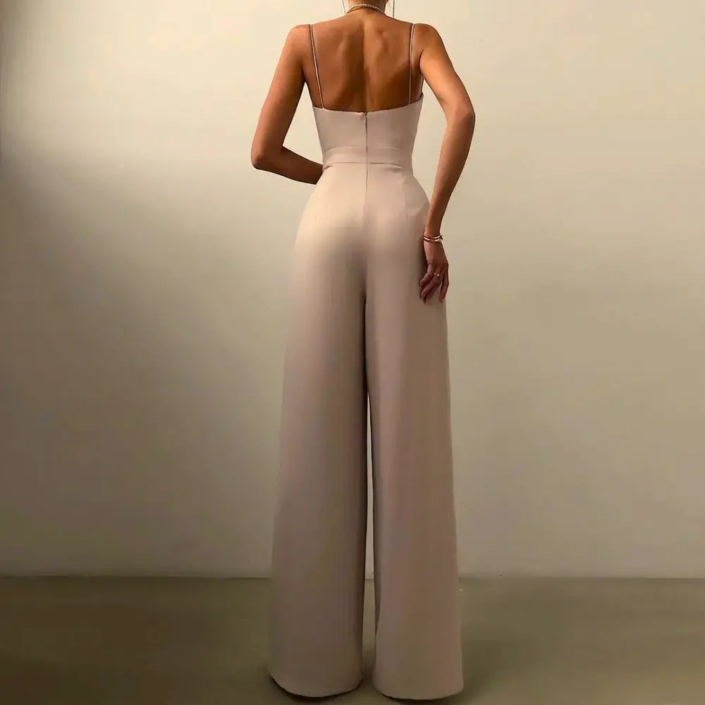 "Combinaison femme été élégante, décolleté croisé, jambes larges, bretelles fines, noire, style fluide, silhouette affinée."