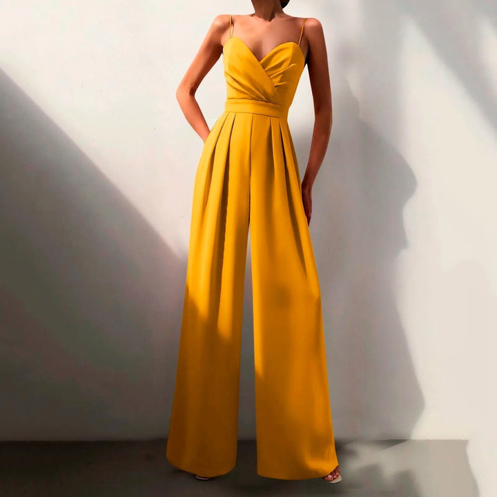 "Combinaison femme été élégante, décolleté croisé, jambes larges, bretelles fines, noire, style fluide, silhouette affinée."