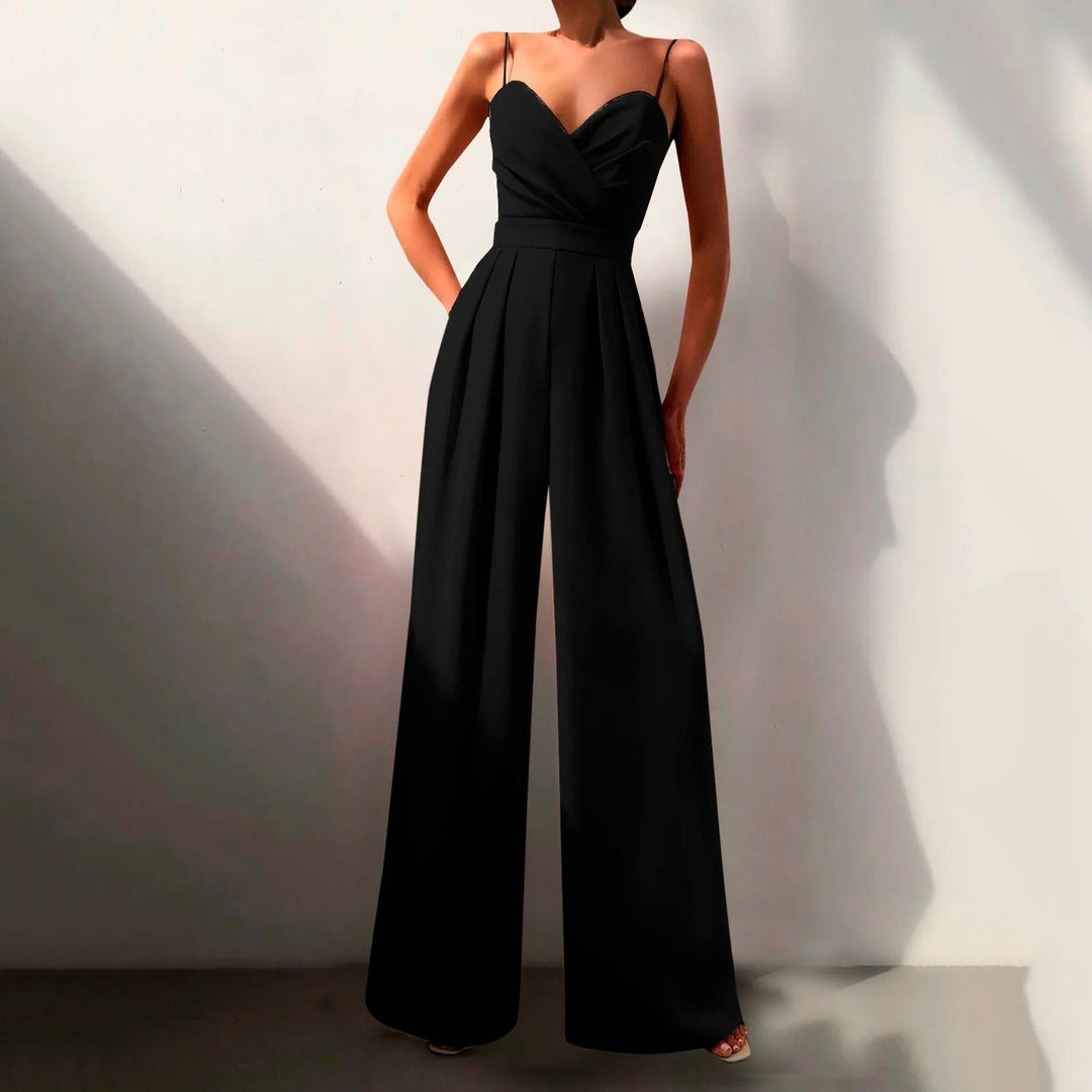 "Combinaison femme été élégante, décolleté croisé, jambes larges, bretelles fines, noire, style fluide, silhouette affinée."