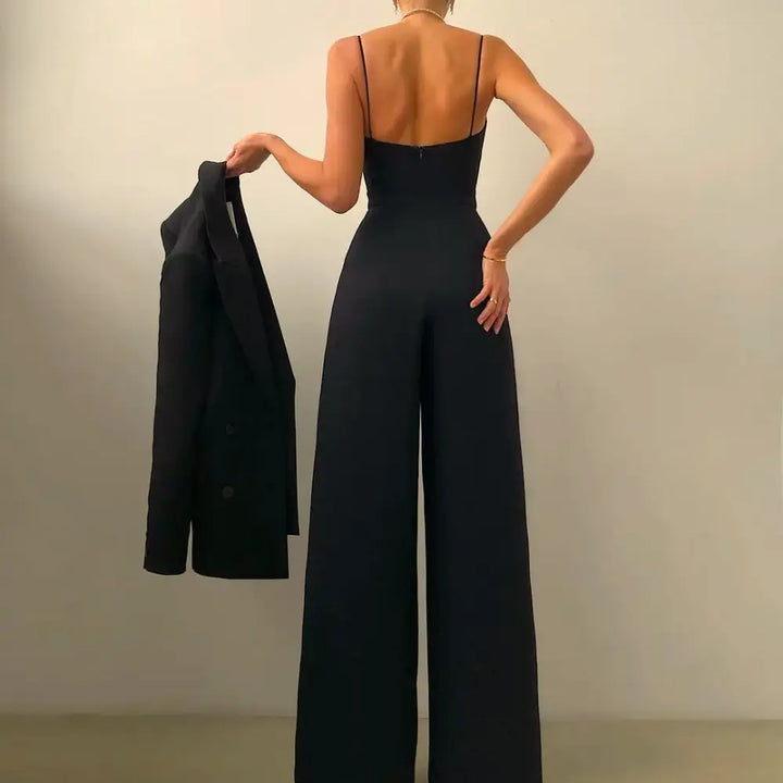 "Combinaison femme été élégante, décolleté croisé, jambes larges, bretelles fines, noire, style fluide, silhouette affinée."