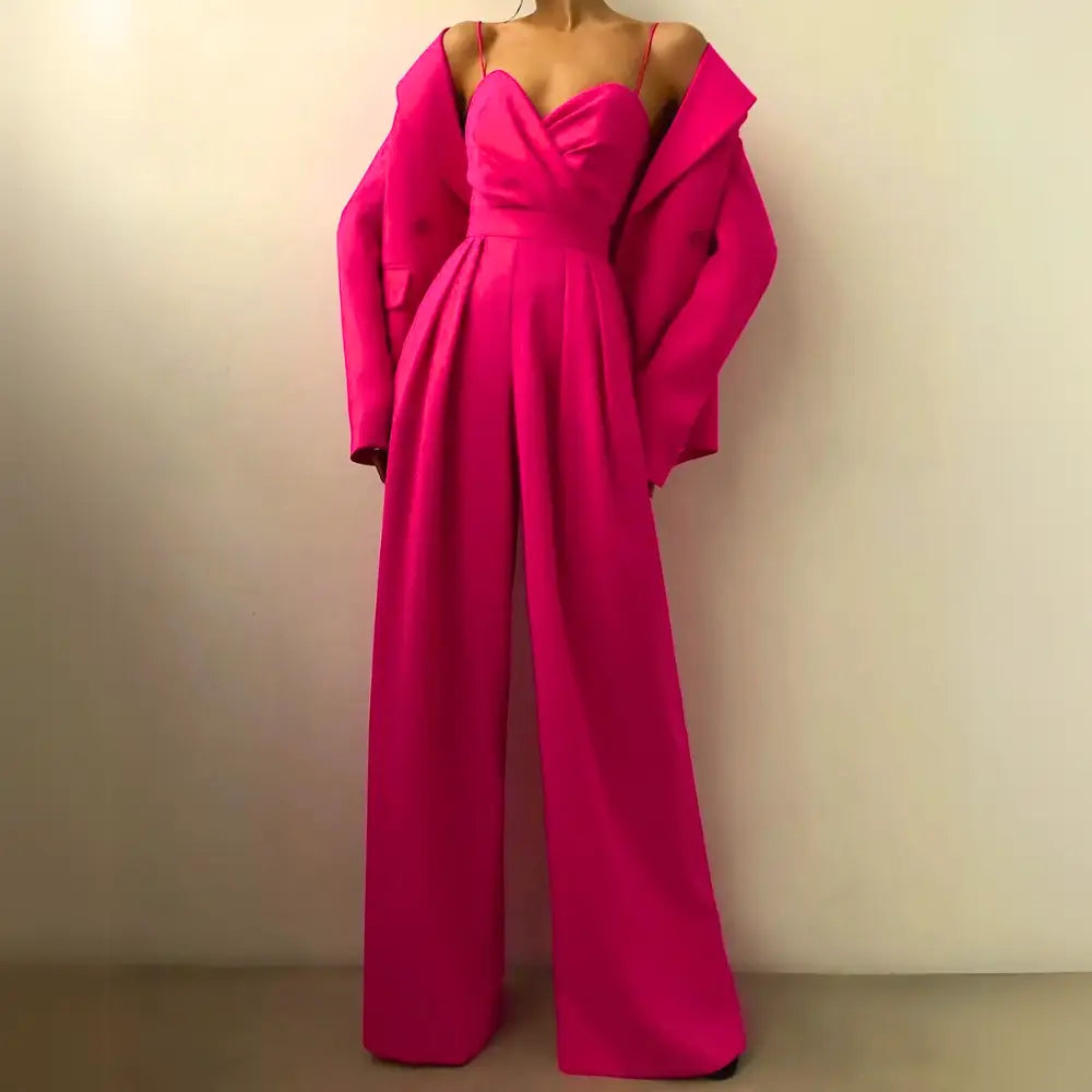 "Combinaison femme été élégante, décolleté croisé, jambes larges, bretelles fines, noire, style fluide, silhouette affinée."
