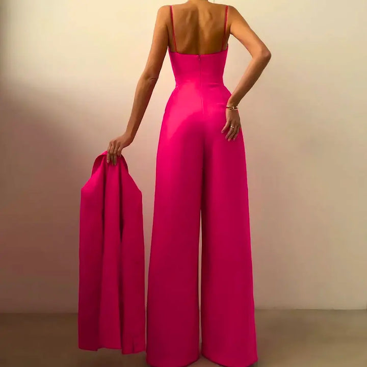 "Combinaison femme été élégante, décolleté croisé, jambes larges, bretelles fines, noire, style fluide, silhouette affinée."
