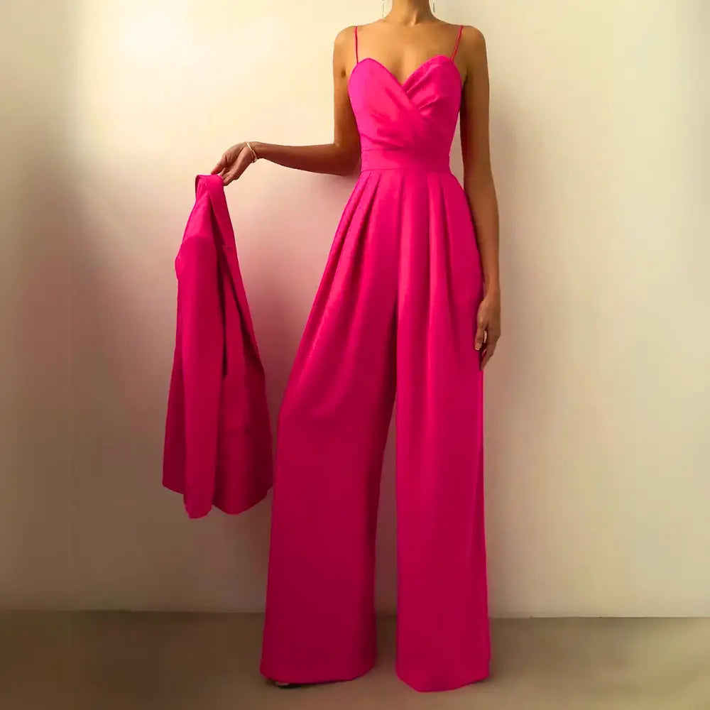 "Combinaison femme été élégante, décolleté croisé, jambes larges, bretelles fines, noire, style fluide, silhouette affinée."