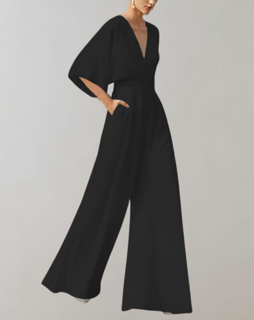 "Combinaison fluide femme avec manches papillon, décolleté en V, taille marquée et jambes larges, élégante et confortable."