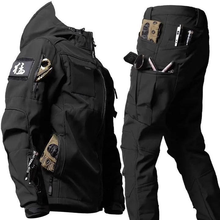 "Combinaison imperméable homme élégante avec capuche, protection pluie en gris, noir ou vert pour style moderne par temps hum