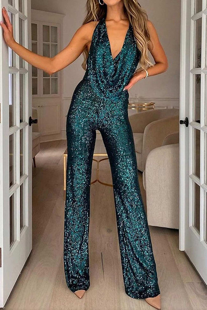 "Combinaison paillettes chic pour soirées, couleur argent, coupe flatteuse, tissu confortable, glamour et sophistication."