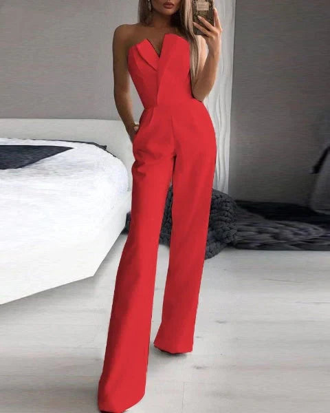 "Combinaison rouge sans manches élégante, idéale pour l'été, silhouette ajustée et moderne, tissu confortable et respirant."