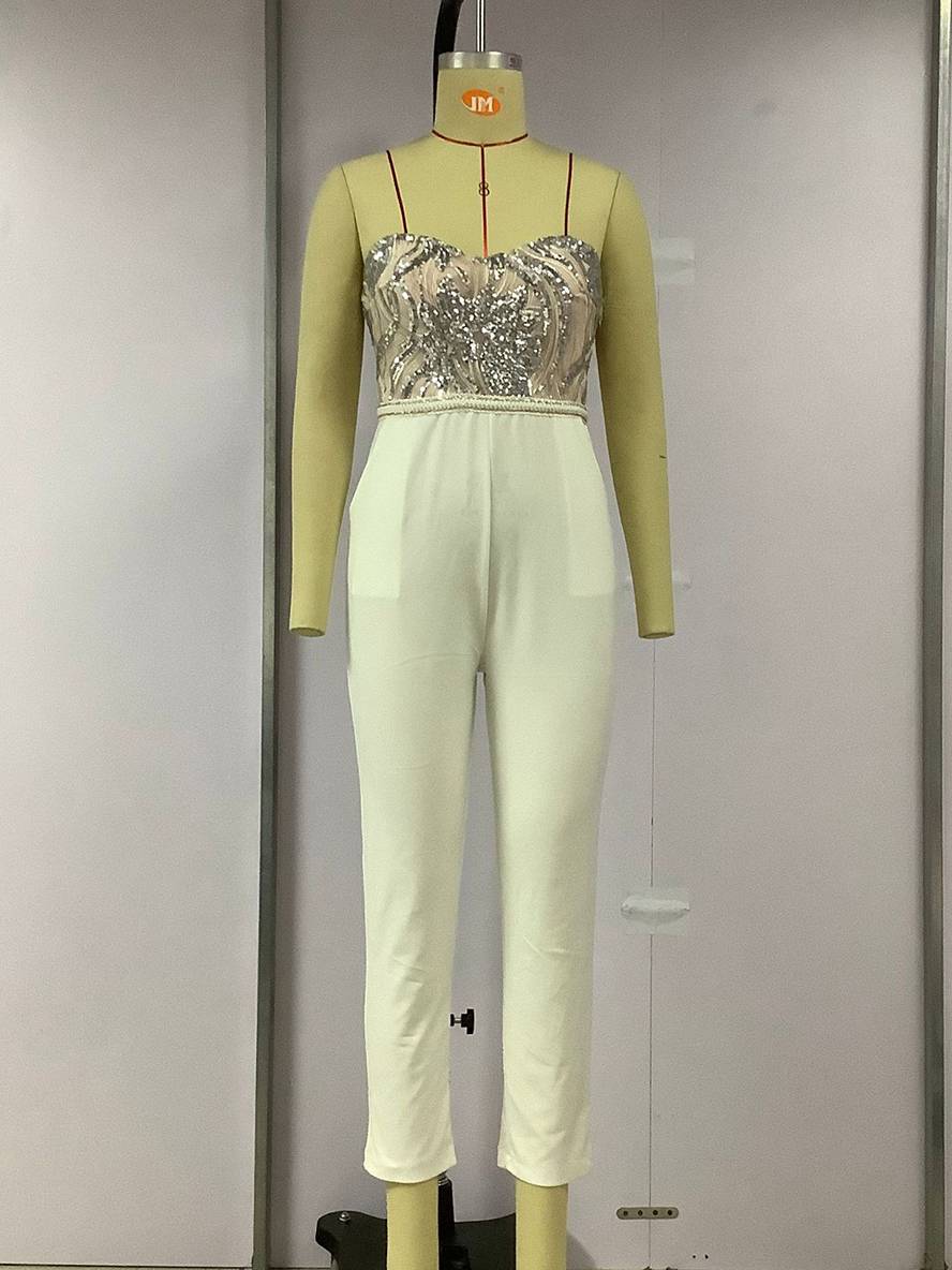 "Combinaison Slim Femme dos nu, blanche, paillettes, silhouette ajustée, style Audrey Hepburn, vue de face élégante"