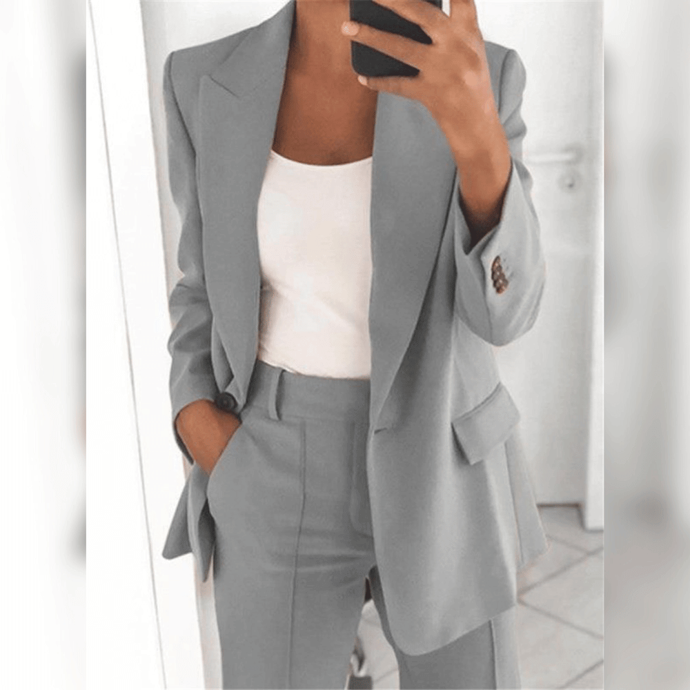 "Combinaison tailleur pour femme, élégante et ajustée, en tissu haut de gamme, coloris varié, vue de près."