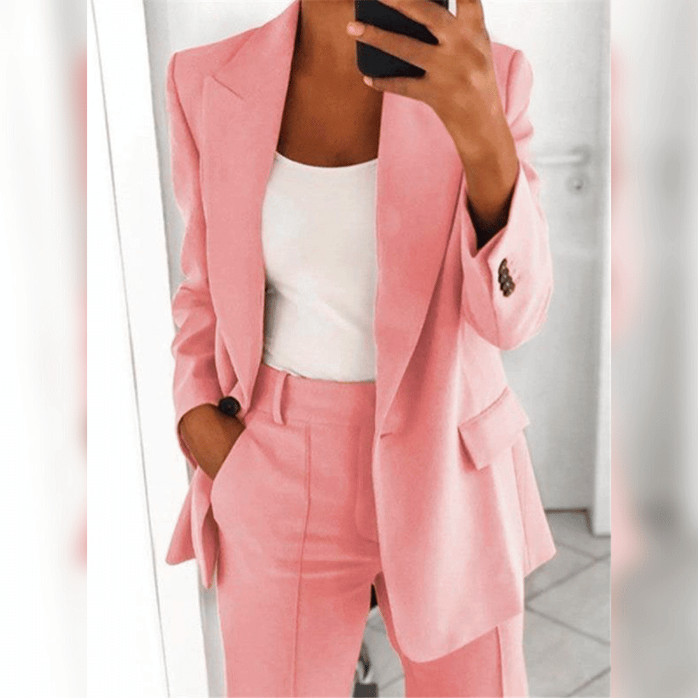 "Combinaison tailleur pour femme, élégante et ajustée, en tissu haut de gamme, coloris varié, vue de près."