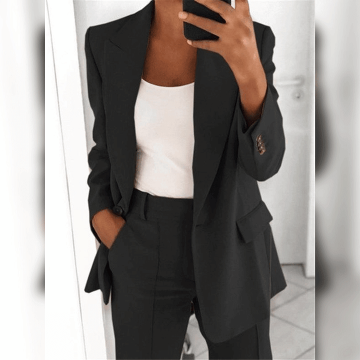 "Combinaison tailleur pour femme, élégante et ajustée, en tissu haut de gamme, coloris varié, vue de près."