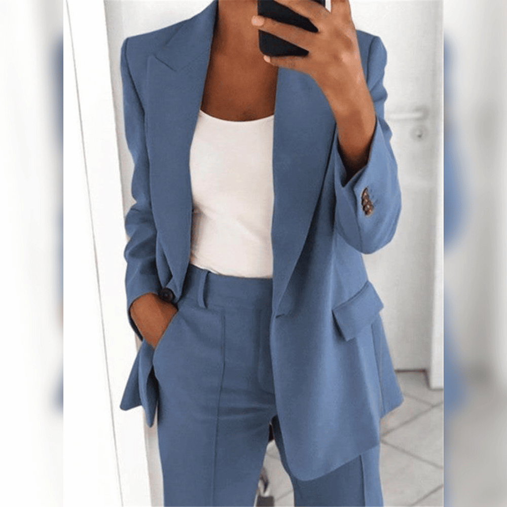 "Combinaison tailleur pour femme, élégante et ajustée, en tissu haut de gamme, coloris varié, vue de près."