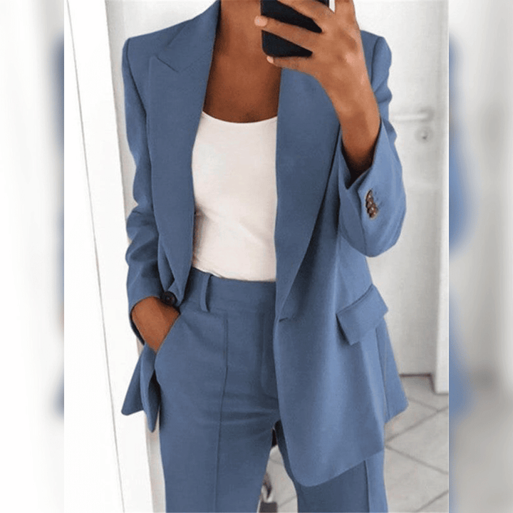 "Combinaison tailleur pour femme, élégante et ajustée, en tissu haut de gamme, coloris varié, vue de près."