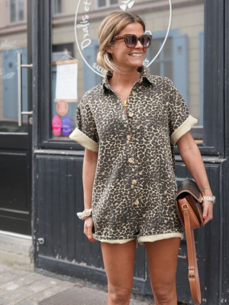 "Combishort femme imprimé léopard style estival, col à revers élégant, matière souple et taille élastique pour confort"
