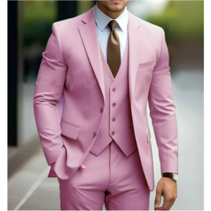 "Costume 3 pièces élégant pour homme, veste, gilet et pantalon, parfait pour mariage, couleur tendance, taille ajustée."