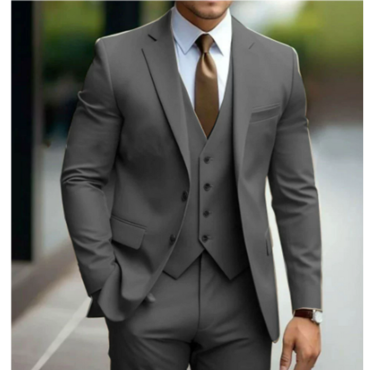 "Costume 3 pièces élégant pour homme, veste, gilet et pantalon, parfait pour mariage, couleur tendance, taille ajustée."