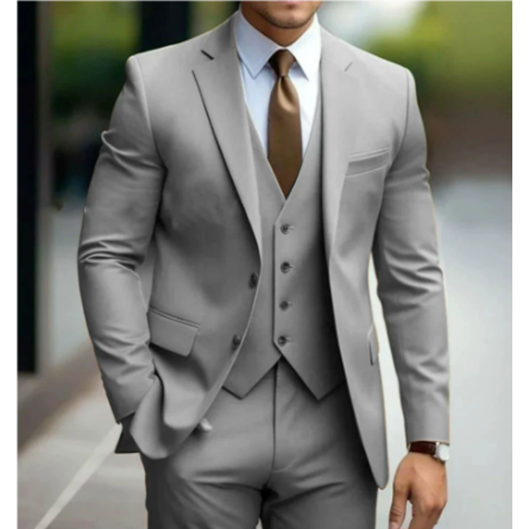 "Costume 3 pièces élégant pour homme, veste, gilet et pantalon, parfait pour mariage, couleur tendance, taille ajustée."
