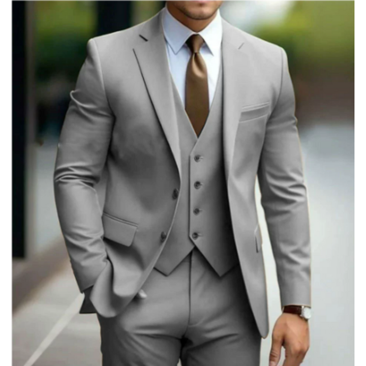 "Costume 3 pièces élégant pour homme, veste, gilet et pantalon, parfait pour mariage, couleur tendance, taille ajustée."