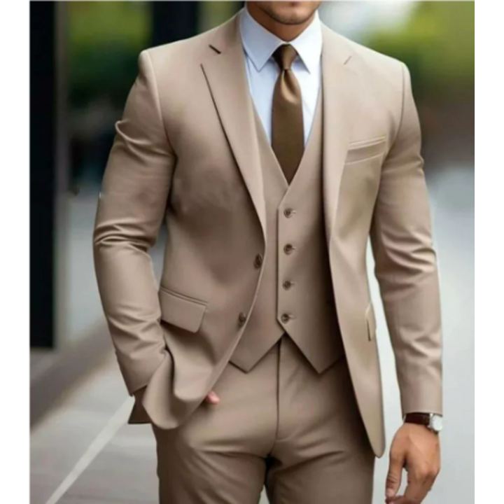 "Costume 3 pièces élégant pour homme, veste, gilet et pantalon, parfait pour mariage, couleur tendance, taille ajustée."