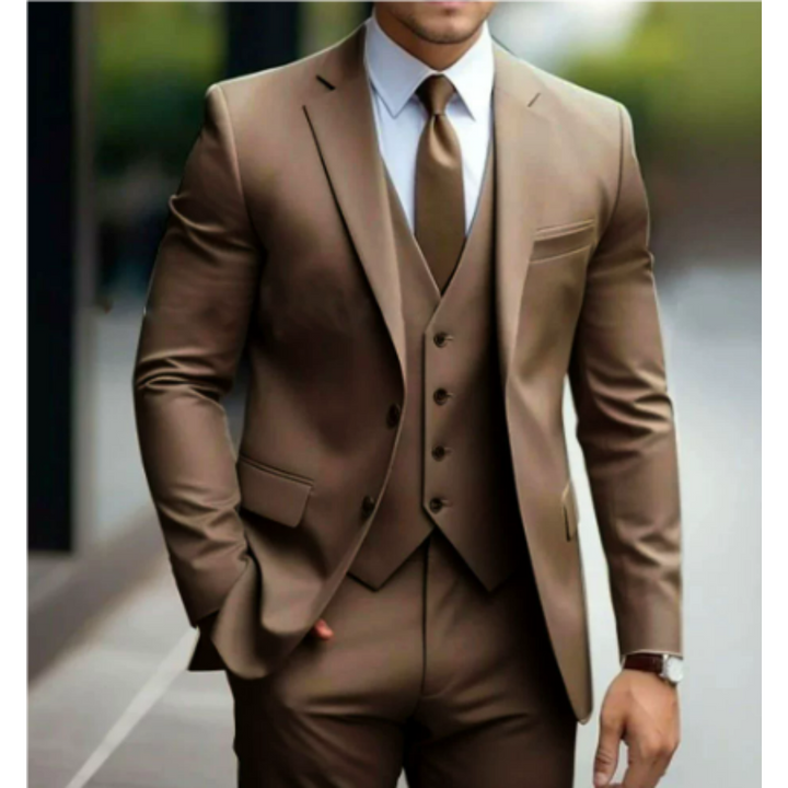 "Costume 3 pièces élégant pour homme, veste, gilet et pantalon, parfait pour mariage, couleur tendance, taille ajustée."