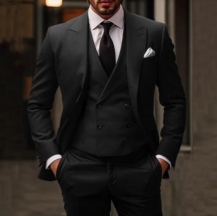 "Costume homme 3 pièces élégant: veste taillée, gilet raffiné, pantalon ajusté pour occasions formelles."