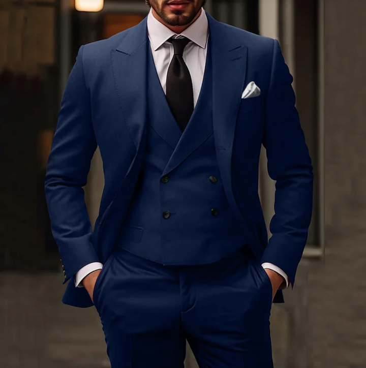 "Costume homme 3 pièces élégant: veste taillée, gilet raffiné, pantalon ajusté pour occasions formelles."