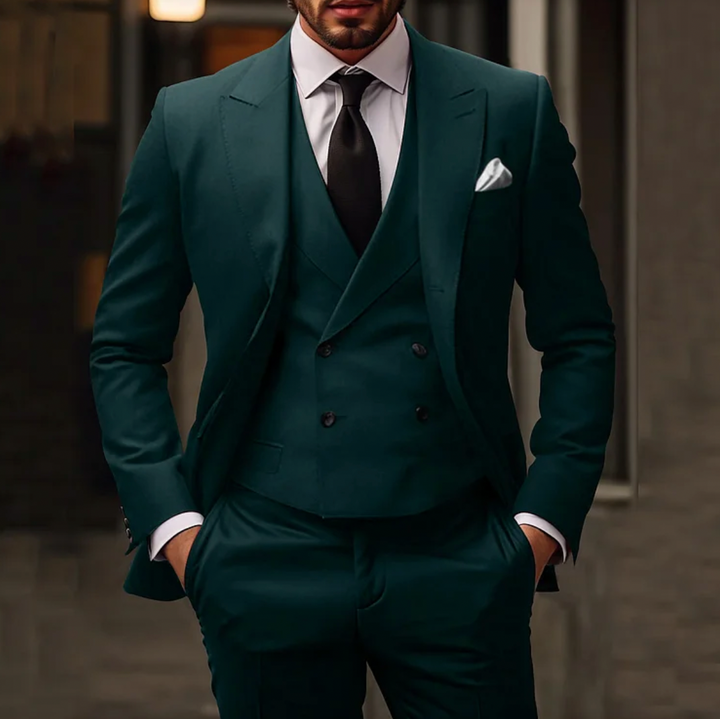 "Costume homme 3 pièces élégant: veste taillée, gilet raffiné, pantalon ajusté pour occasions formelles."