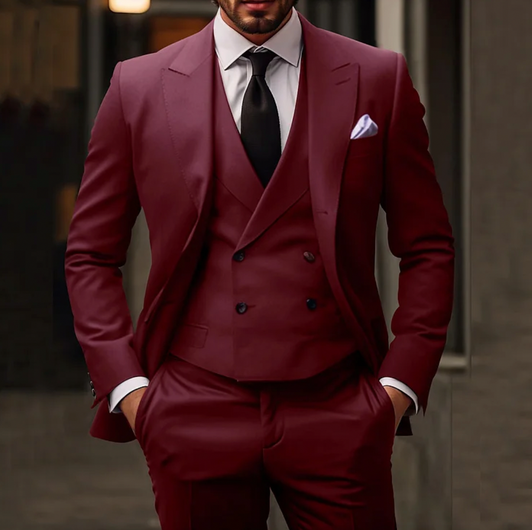 "Costume homme 3 pièces élégant: veste taillée, gilet raffiné, pantalon ajusté pour occasions formelles."
