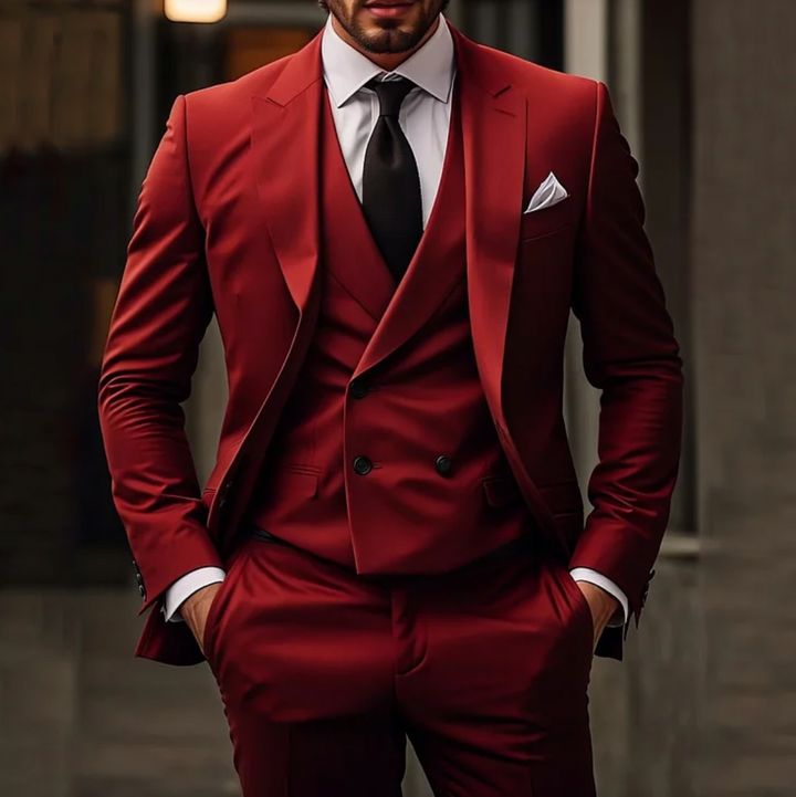 "Costume homme 3 pièces élégant: veste taillée, gilet raffiné, pantalon ajusté pour occasions formelles."
