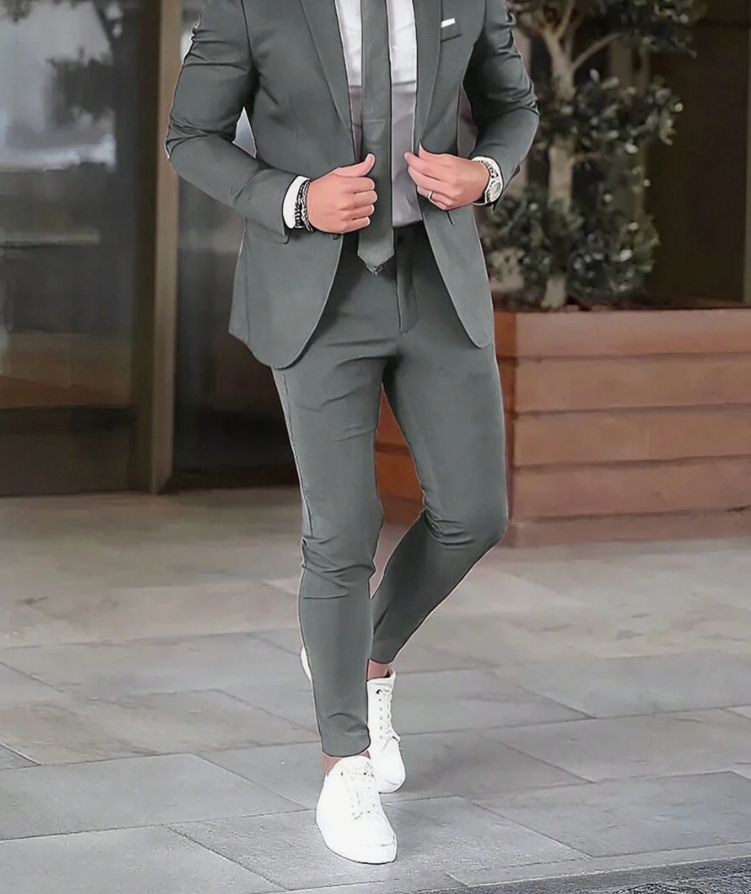 "Costume homme Bastien: veste gris anthracite et pantalon assorti, coupe moderne, pour occasions formelles et décontractées"
