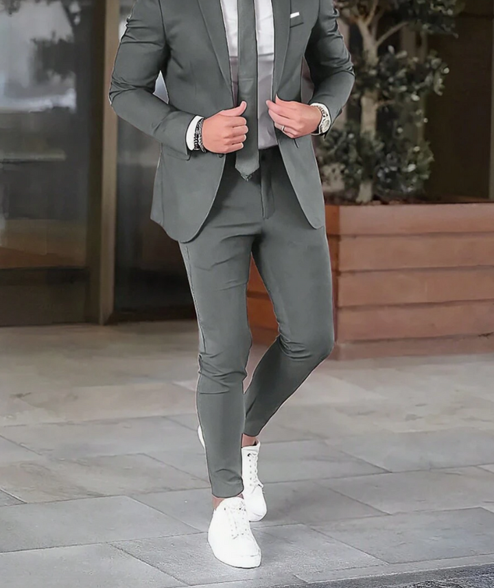 "Costume homme Bastien: veste gris anthracite et pantalon assorti, coupe moderne, pour occasions formelles et décontractées"