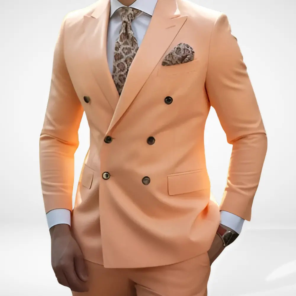 "Costume homme croisé à revers larges, coupe élégante pour un style professionnel, poches à rabat, silhouette ajustée."