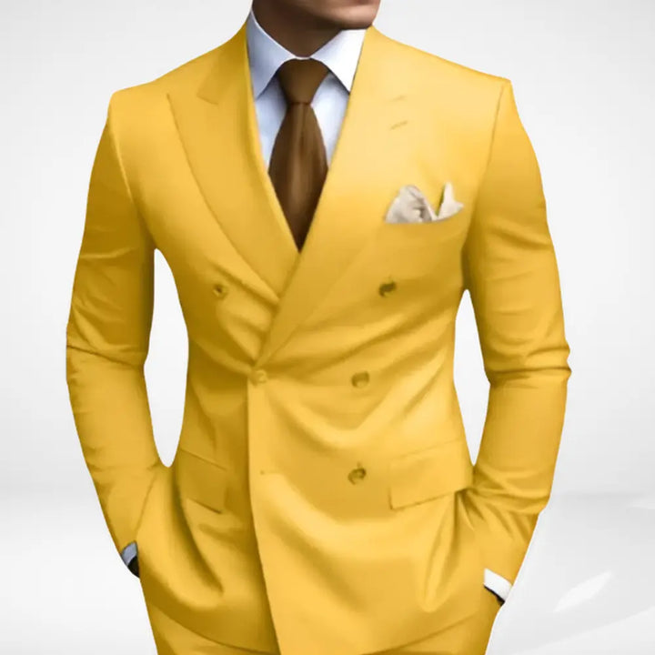 "Costume homme croisé à revers larges, coupe élégante pour un style professionnel, poches à rabat, silhouette ajustée."
