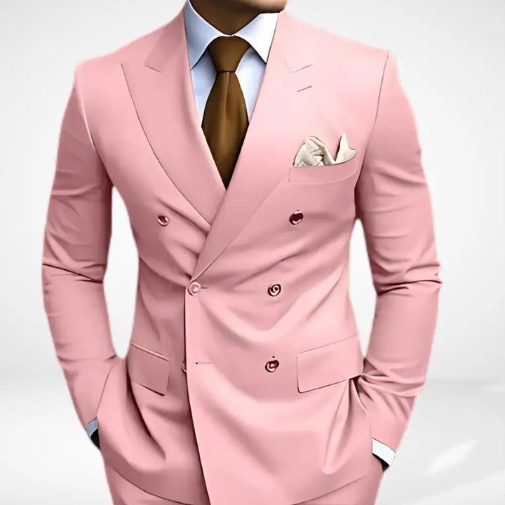 "Costume homme croisé à revers larges, coupe élégante pour un style professionnel, poches à rabat, silhouette ajustée."
