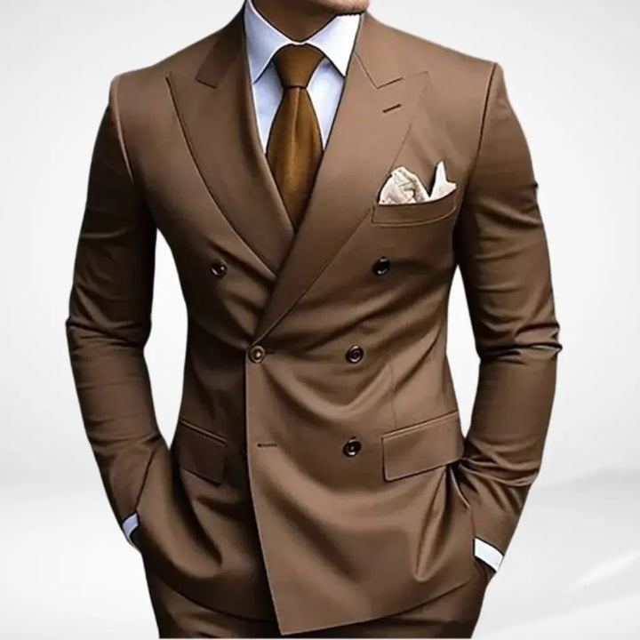 "Costume homme croisé à revers larges, coupe élégante pour un style professionnel, poches à rabat, silhouette ajustée."