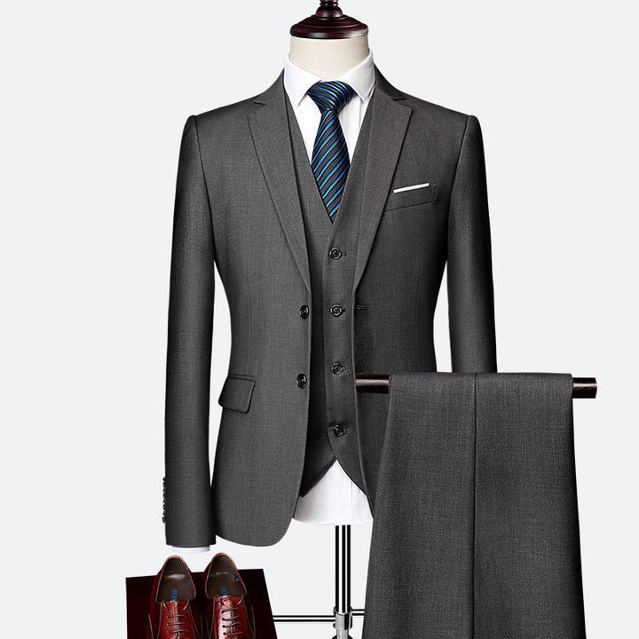 "Costume homme élégant 3 pièces respirant, coupe slim bleue, parfait pour mariages, allure moderne et confortable."