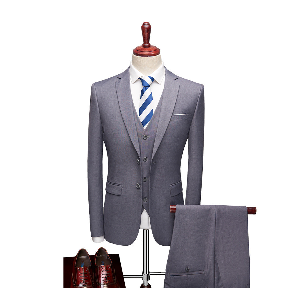 "Costume homme élégant 3 pièces respirant, coupe slim bleue, parfait pour mariages, allure moderne et confortable."
