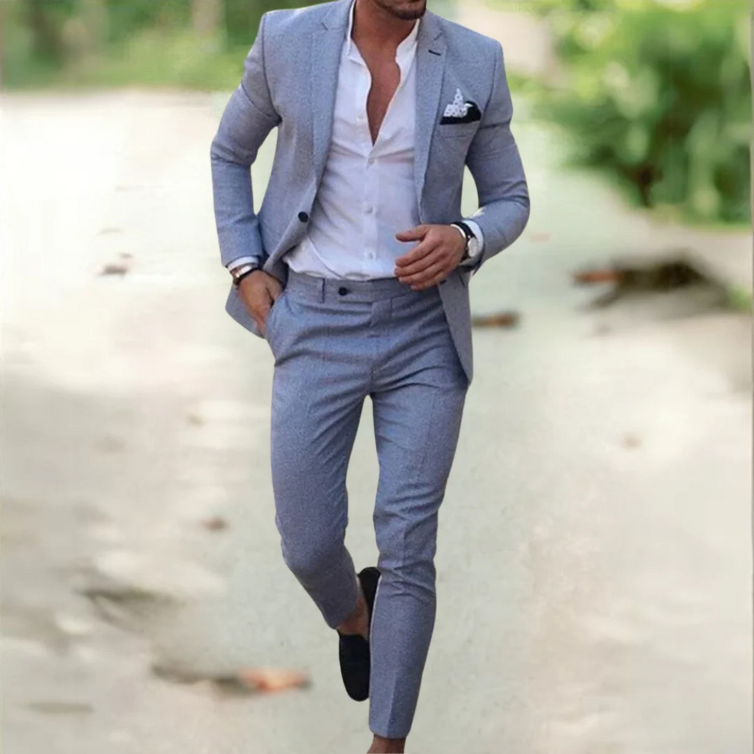 "Costume homme slim élégant, coupe ajustée, tissu léger, fond blanc, idéal pour occasions formelles et professionnelles."