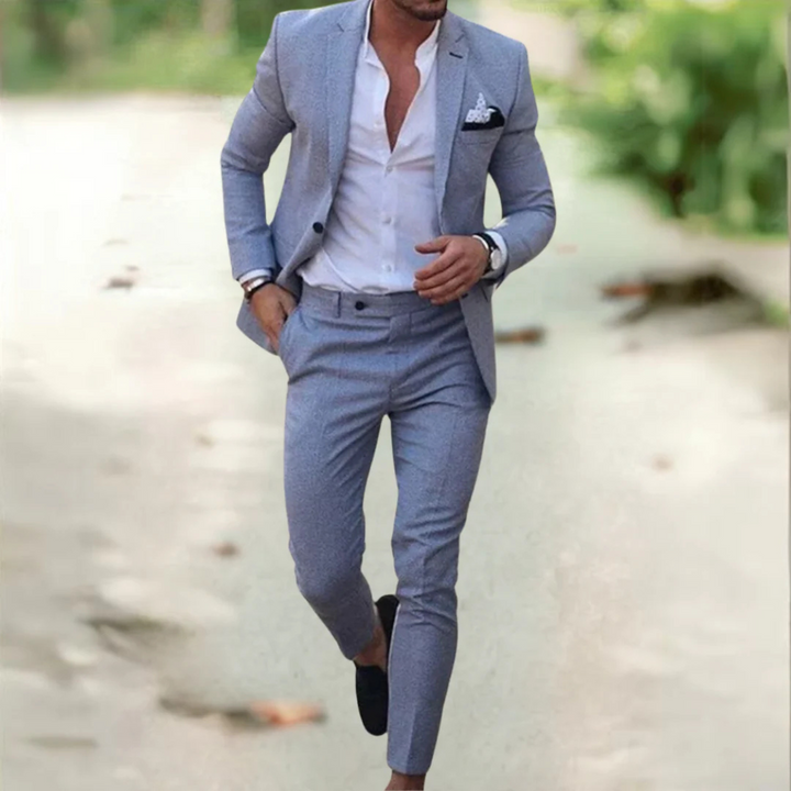 "Costume homme slim élégant, coupe ajustée, tissu léger, fond blanc, idéal pour occasions formelles et professionnelles."