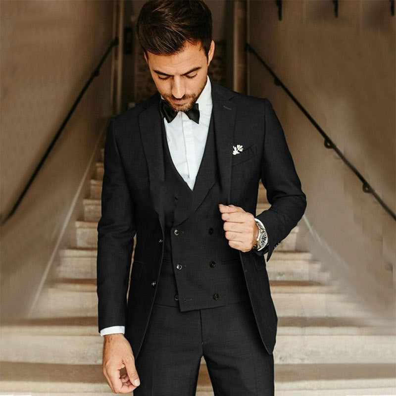 "Costume homme trois pièces slim élégant en tissu luxe, veste croisée, parfait pour événements formels"