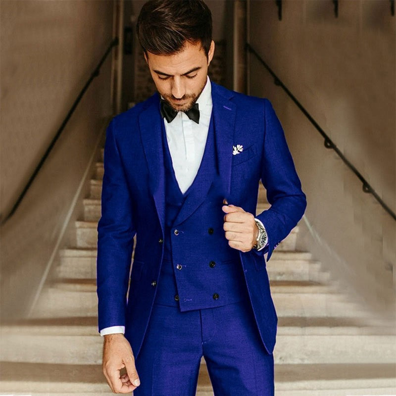 "Costume homme trois pièces slim élégant en tissu luxe, veste croisée, parfait pour événements formels"