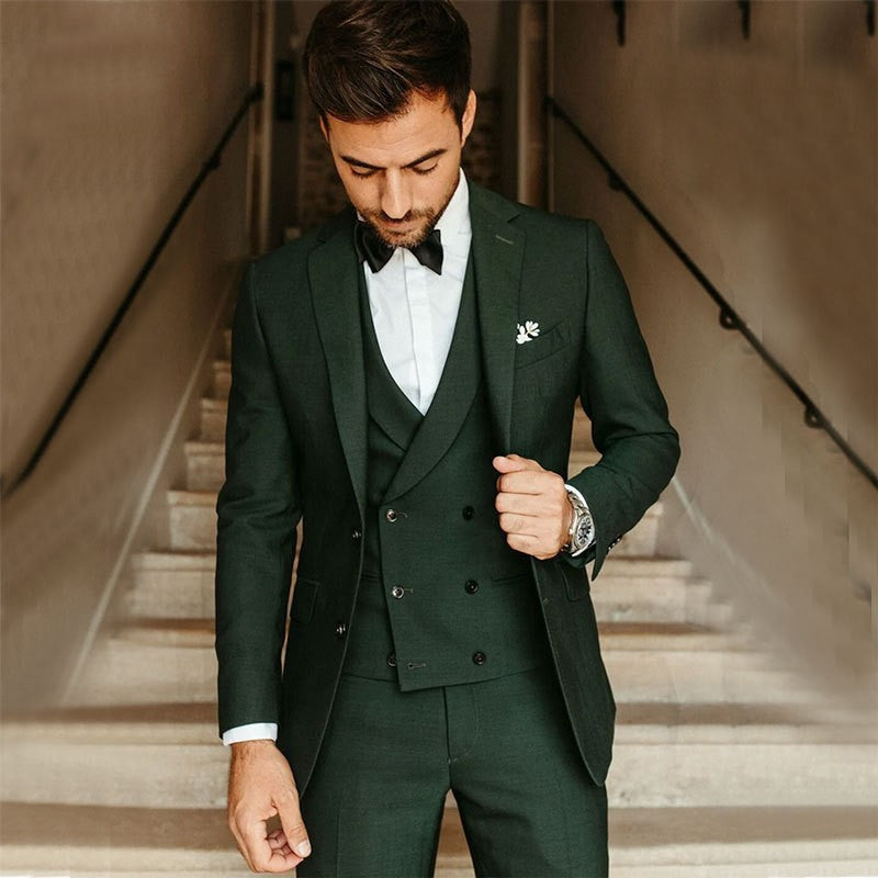 "Costume homme trois pièces slim élégant en tissu luxe, veste croisée, parfait pour événements formels"