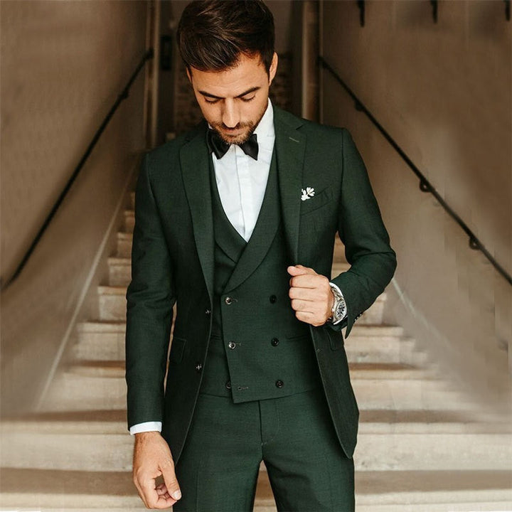 "Costume homme trois pièces slim élégant en tissu luxe, veste croisée, parfait pour événements formels"