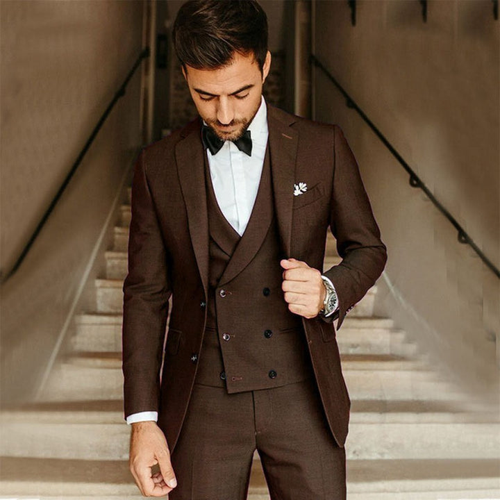 "Costume homme trois pièces slim élégant en tissu luxe, veste croisée, parfait pour événements formels"