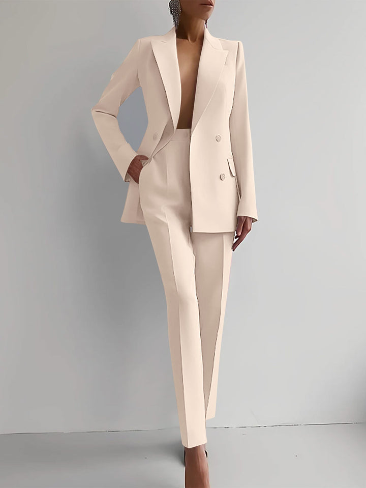 "Costume tailleur femme élégant, blazer structuré et pantalon droit, ensemble 2 pièces pour allure professionnelle"