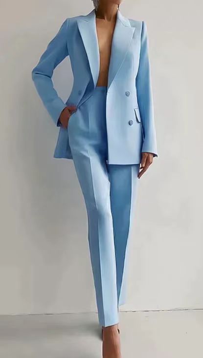 "Costume tailleur femme élégant, blazer structuré et pantalon droit, ensemble 2 pièces pour allure professionnelle"