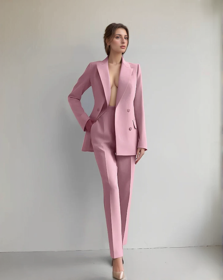 "Costume tailleur femme élégant, blazer structuré et pantalon droit, ensemble 2 pièces pour allure professionnelle"