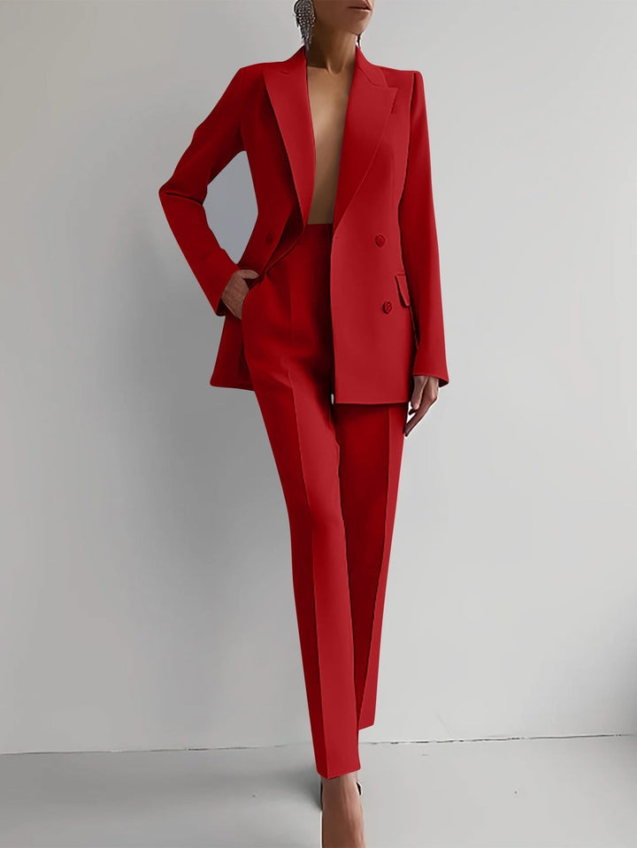 "Costume tailleur femme élégant, blazer structuré et pantalon droit, ensemble 2 pièces pour allure professionnelle"