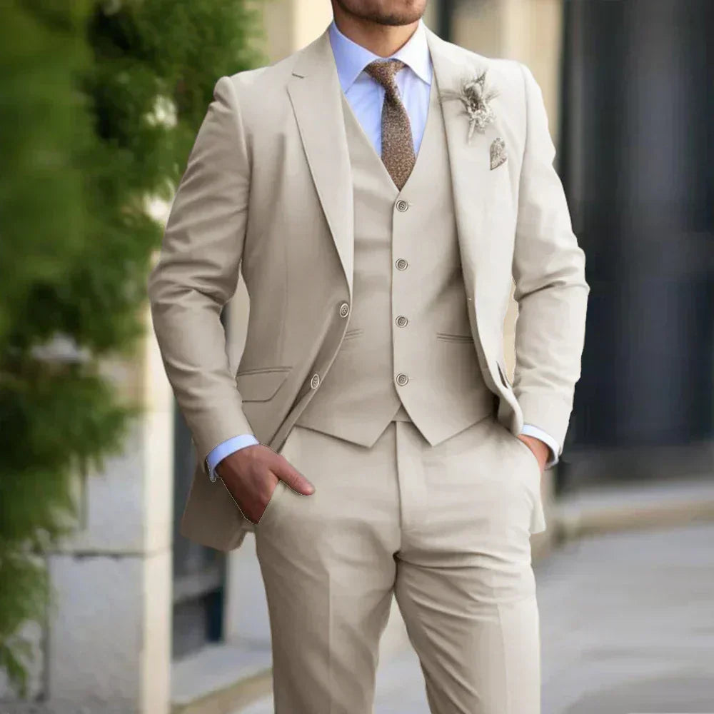 "Costume trois pièces ajusté homme: blazer, gilet, pantalon, élégance classique pour mariages et occasions formelles."